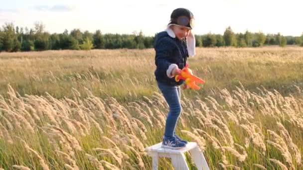 Happy Kid Leker Med Leksaksflygplan Mot Höst Himmel Bakgrund Vid — Stockvideo