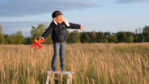 Happy Kid Leker Med Leksaksflygplan Mot Höst Himmel Bakgrund Vid — Stockvideo