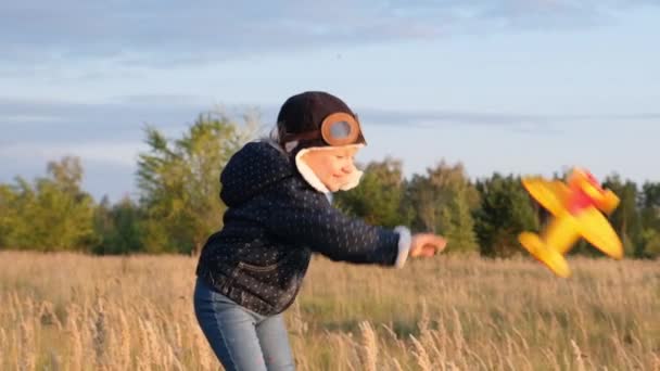 Szczęśliwy Dzieciak Bawiąc Się Zabawkowym Samolotem Przed Jesiennym Tłem Zachodzie — Wideo stockowe