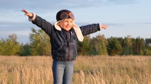 Happy Kid Spelen Met Speelgoed Vliegtuig Tegen Herfst Hemel Achtergrond — Stockvideo