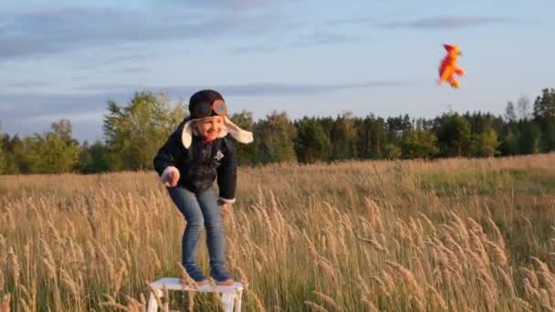 Happy Kid Leker Med Leksaksflygplan Mot Höst Himmel Bakgrund Vid — Stockvideo