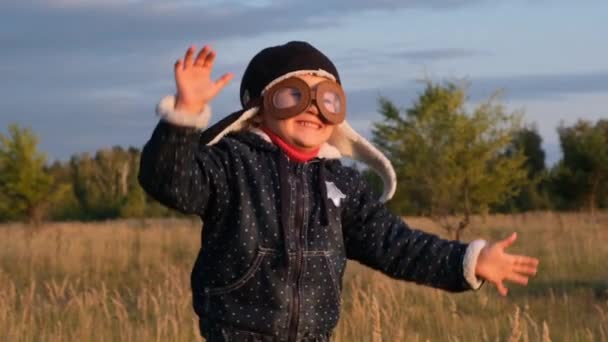 Happy Kid Spelen Met Speelgoed Vliegtuig Tegen Herfst Hemel Achtergrond — Stockvideo