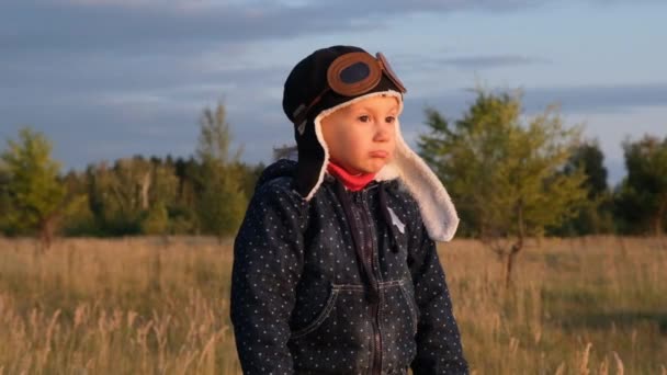 Niño Feliz Jugando Con Avión Juguete Contra Fondo Del Cielo — Vídeo de stock