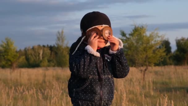 Happy Kid Spelen Met Speelgoed Vliegtuig Tegen Herfst Hemel Achtergrond — Stockvideo