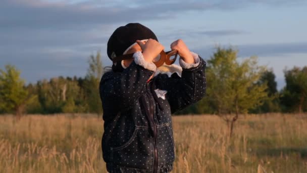 Happy Kid Leker Med Leksaksflygplan Mot Höst Himmel Bakgrund Vid — Stockvideo