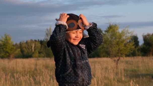 快乐的孩子玩玩具飞机在秋天的天空背景在日落 — 图库视频影像