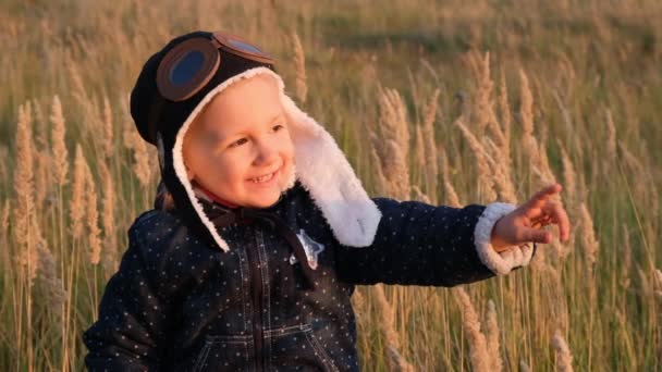 Happy Kid Leker Med Leksaksflygplan Mot Höst Himmel Bakgrund Vid — Stockvideo