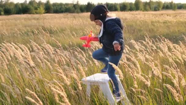 Happy Kid Leker Med Leksaksflygplan Mot Höst Himmel Bakgrund Vid — Stockvideo