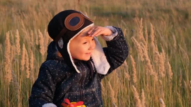 Happy Kid Leker Med Leksaksflygplan Mot Höst Himmel Bakgrund Vid — Stockvideo