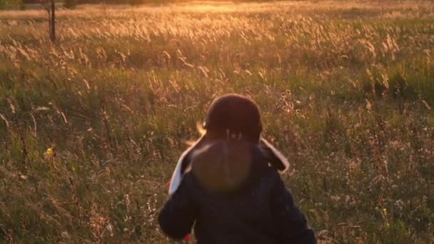 Happy Kid Spelen Met Speelgoed Vliegtuig Tegen Herfst Hemel Achtergrond — Stockvideo