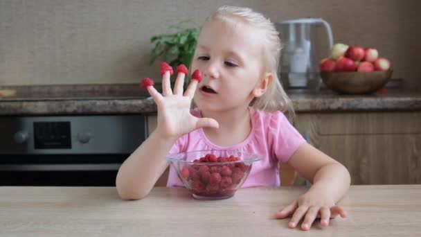 Bonito Menina Retrato Engraçado Comer Vermelho Framboesas Putted Dedos — Vídeo de Stock