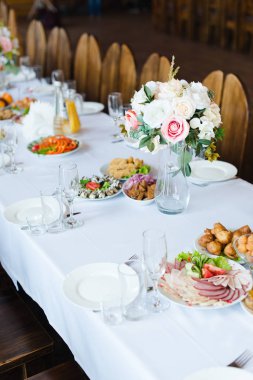Şenlikli Düğün Masası ayarı. Boş şarap gözlükleri