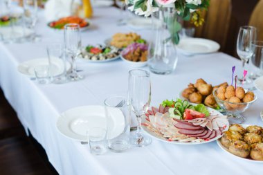 Şenlikli Düğün Masası ayarı. Boş şarap gözlükleri