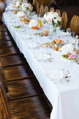 Şenlikli Düğün Masası ayarı. Boş şarap gözlükleri