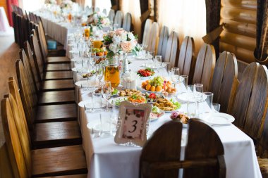 Şenlikli Düğün Masası ayarı. Boş şarap gözlükleri