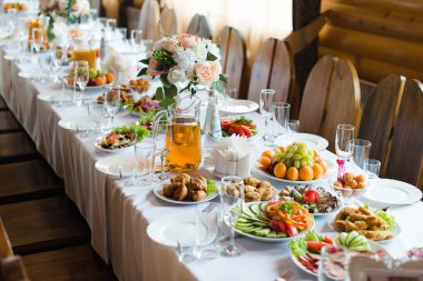 Şenlikli Düğün Masası ayarı. Boş şarap gözlükleri