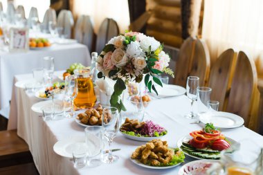 Şenlikli Düğün Masası ayarı. Boş şarap gözlükleri