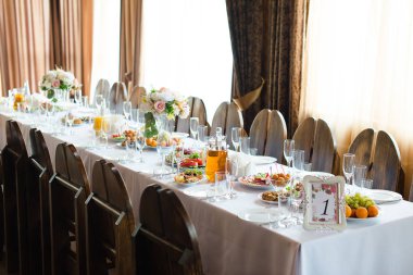 Şenlikli Düğün Masası ayarı. Boş şarap gözlükleri