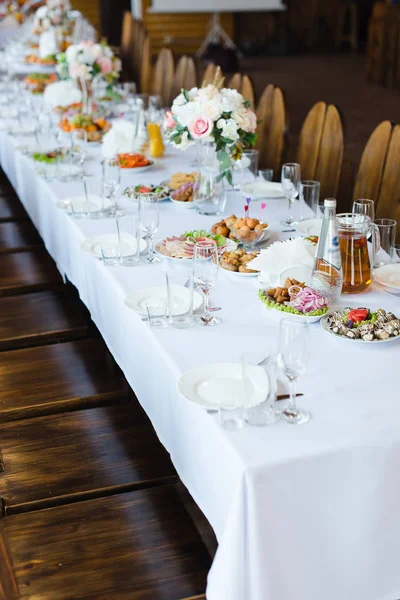 Festlich Gedeckter Hochzeitstisch Leere Weingläser — Stockfoto