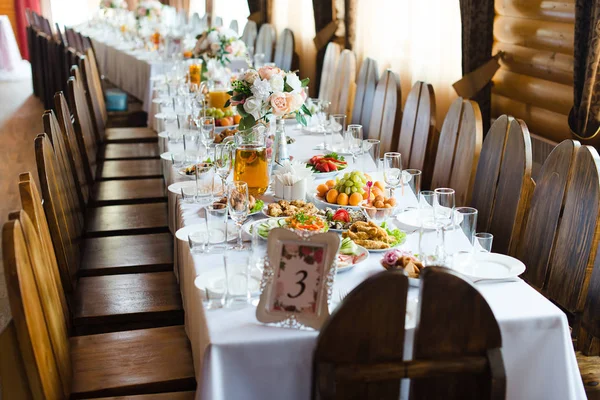 Şenlikli Düğün Masası ayarı. Boş şarap gözlükleri