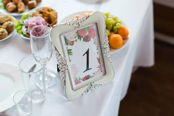 Şenlikli Düğün Masası ayarı. Boş şarap gözlükleri