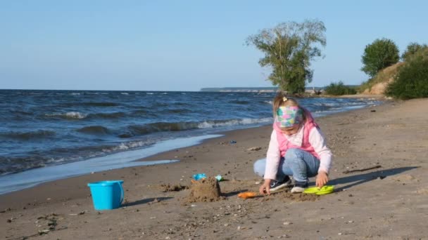 Χαριτωμένο Μικρό Κορίτσι Παίζοντας Κατά Μήκος Αμμώδης Παραλία Αργή Κίνηση — Αρχείο Βίντεο