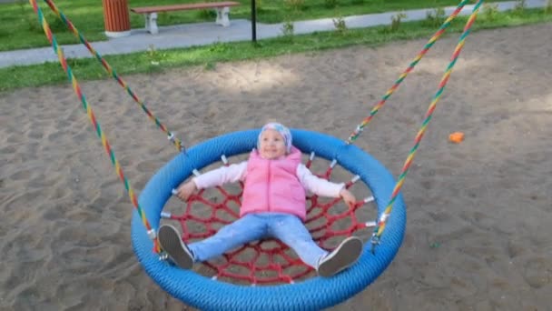 Fröhliches Mädchen Das Auf Dem Spielplatz Spielt Und Spaß Hat — Stockvideo