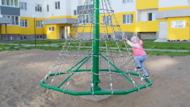 Счастливая Девушка Играет Детской Площадке Развлекается Медленное Движение Радостное Активное — стоковое видео