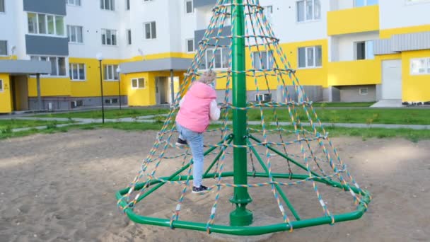 Menina Feliz Jogando Playground Divertindo Movimento Lento Infância Ativa Alegre — Vídeo de Stock