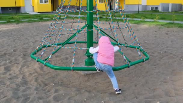 Menina Feliz Jogando Playground Divertindo Movimento Lento Infância Ativa Alegre — Vídeo de Stock