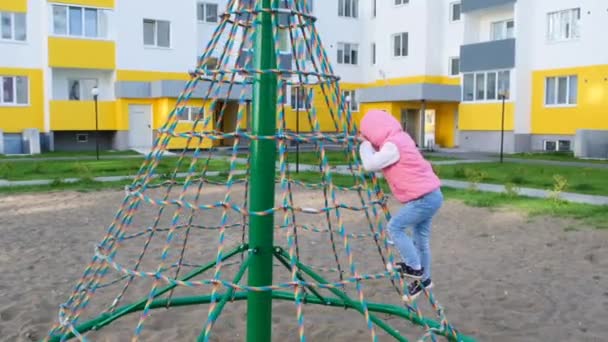 Mutlu Kız Oyun Alanında Oynuyor Eğleniyor Yavaş Çekim Neşeli Aktif — Stok video