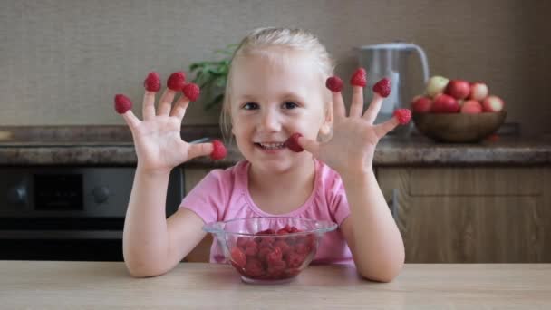 Niedliches Kleines Kind Mädchen Rote Himbeeren Aus Fingers Childhood Konzept — Stockvideo