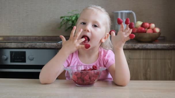 可爱的小女孩女孩红色树莓从手指 童年的概念 慢动作 — 图库视频影像
