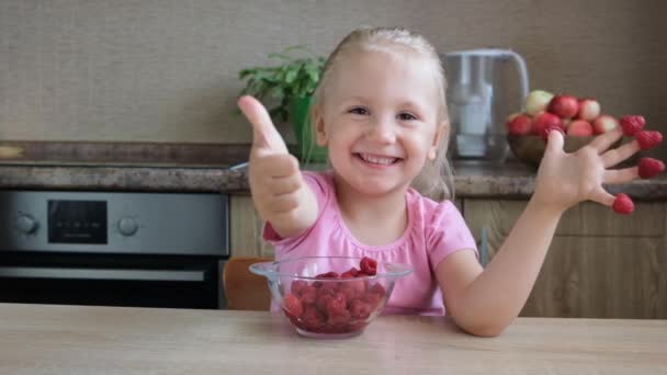 Sevimli Küçük Çocuk Kız Parmaklardan Kırmızı Ahududu Çocukluk Kavramı Yavaş — Stok video