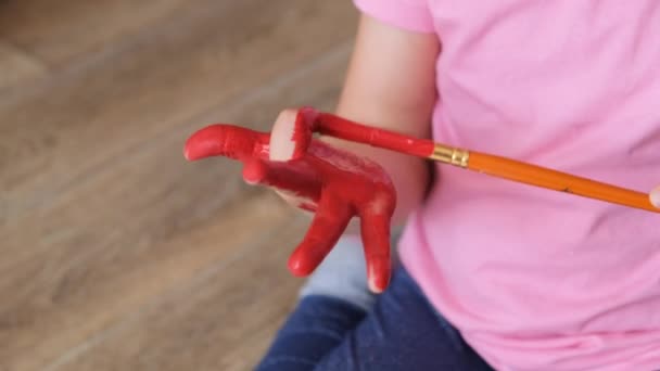 Liten Flicka Målat Sin Händer Och Kläder Paint När Ritar — Stockvideo