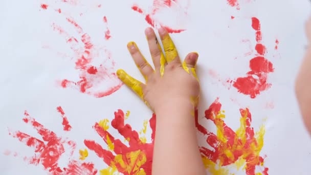 Una Niña Manchó Las Manos Ropa Con Pintura Mientras Dibujaba — Vídeos de Stock