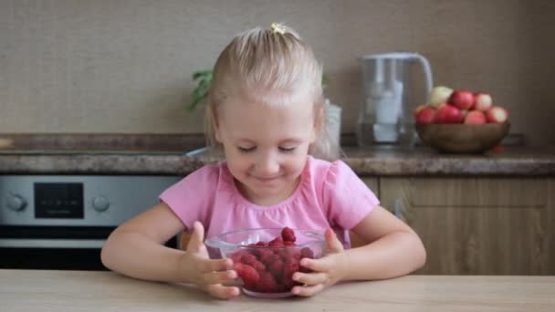 Niedliche Kleine Kind Mädchen Lustig Gierig Schlucht Essen Rote Himbeeren — Stockvideo