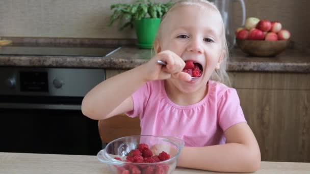 Lindo Niño Niña Divertida Vorazmente Garganta Comer Frambuesas Rojas — Vídeos de Stock