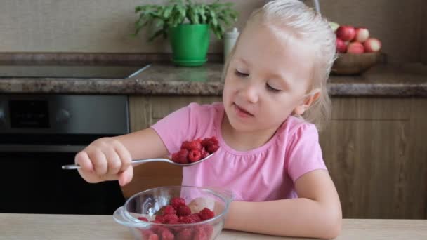 Lindo Niño Niña Divertida Vorazmente Garganta Comer Frambuesas Rojas — Vídeos de Stock