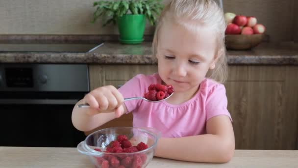 Cute Little Dziecko Dziewczyna Śmieszne Łapczywie Wąwóz Jeść Czerwone Maliny — Wideo stockowe