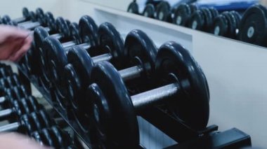 Spor kulübünde vücut geliştirme halterleri alan adam elleri. Closeu hands spor kulübünde ağırlık kaldırma alarak. Fitness adam fitness spor salonunda spor eğitimi olan.