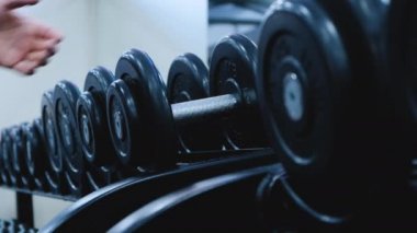 Spor kulübünde vücut geliştirme halterleri alan adam elleri. Closeu hands spor kulübünde ağırlık kaldırma alarak. Fitness adam fitness spor salonunda spor eğitimi olan.