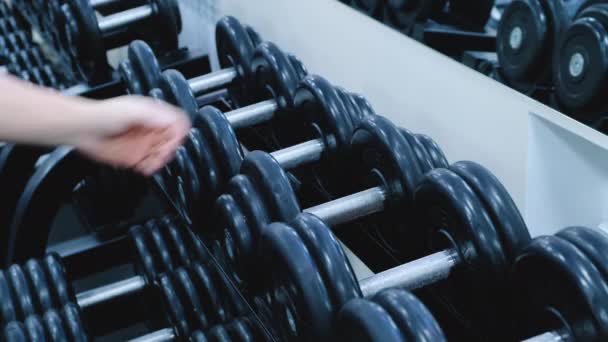 Man Handen Nemen Bodybuilding Dumbbells Gym Club Closeu Handen Nemen — Stockvideo