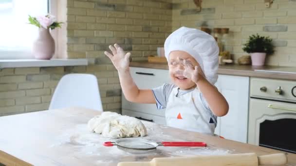 Ευτυχισμένο Κοριτσάκι Στην Κουζίνα Παίζοντας Αλεύρι Για Διασκεδάσουν Ένα Παιδί — Αρχείο Βίντεο
