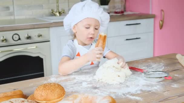 Счастливая Девочка Кухне Играет Мукой Повеселиться Ребёнок Одетый Повар Видео — стоковое видео