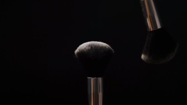 两种黑色化妆品在深色底色上用粉末或腮红擦拭. 美的概念 — 图库视频影像
