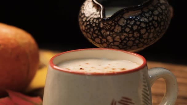Composição de outono com cappuccino, bolo de cenoura, abóbora e folhas em uma velha mesa de madeira. Conceito de outono . — Vídeo de Stock