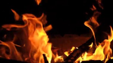 Tropik sahilde inanılmaz bir gün doğumu. Sarı güneş denizin üzerinde.