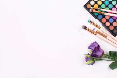 Kozmetik ve çiçeklerle dekoratif düz konum.
