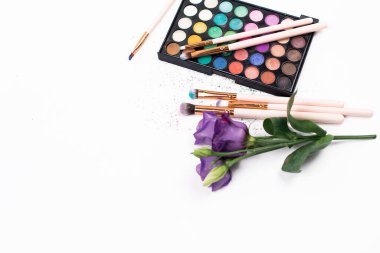 Kozmetik ve çiçeklerle dekoratif düz konum.